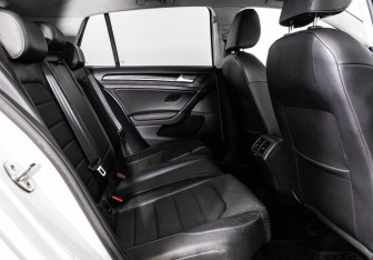 Подержанный автомобиль Volkswagen Golf Hatchback 2013 года (17 фото)