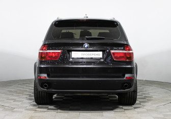 Подержанный автомобиль BMW X5 2010 года (6 фото)