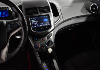 Подержанный автомобиль Chevrolet Aveo Hatchback 2013 года (17 фото)