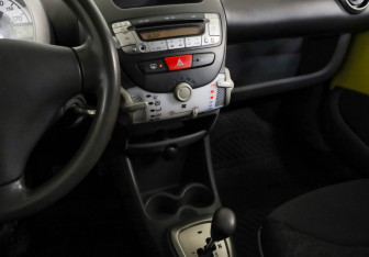 Подержанный автомобиль Peugeot 107 2010 года (16 фото)