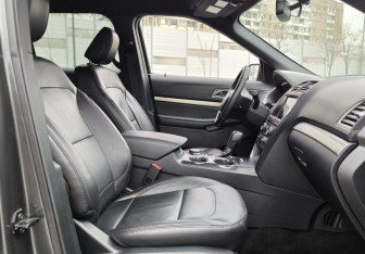 Подержанный автомобиль Ford Explorer 2018 года (16 фото)
