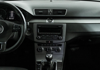 Подержанный автомобиль Volkswagen Passat Sedan 2012 года (14 фото)