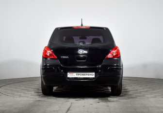Подержанный автомобиль Nissan Tiida Hatchback 2010 года (6 фото)