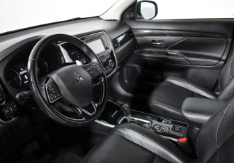 Подержанный автомобиль Mitsubishi Outlander 2017 года (9 фото)
