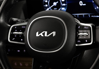 Подержанный автомобиль Kia Carnival 2022 года (11 фото)