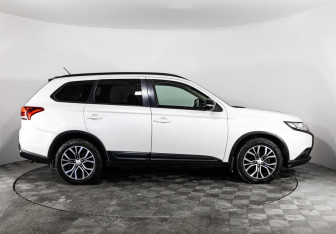 Подержанный автомобиль Mitsubishi Outlander 2016 года (4 фото)
