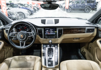 Подержанный автомобиль Porsche Macan 2018 года (15 фото)
