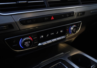 Подержанный автомобиль Audi Q7 2017 года (16 фото)