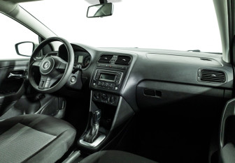 Подержанный автомобиль Volkswagen Polo Sedan 2014 года (9 фото)