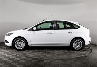 Подержанный автомобиль Ford Focus Hatchback 2011 года (8 фото)