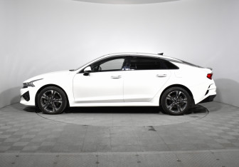 Подержанный автомобиль Kia K5 2022 года (8 фото)