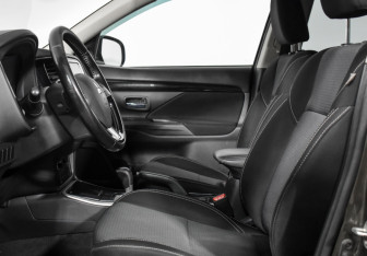 Подержанный автомобиль Mitsubishi Outlander 2019 года (11 фото)