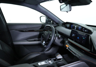 Подержанный автомобиль Changan UNI-V 2023 года (10 фото)