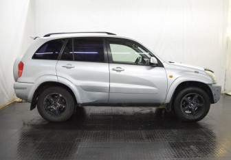Подержанный автомобиль Toyota RAV4 2001 года (4 фото)