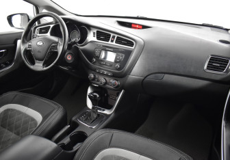 Подержанный автомобиль Kia Ceed Hatchback 2013 года (10 фото)