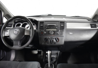 Подержанный автомобиль Nissan Tiida Hatchback 2010 года (10 фото)