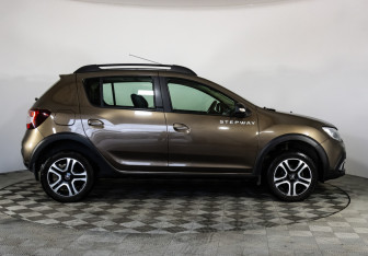 Подержанный автомобиль Renault Sandero 2018 года (4 фото)