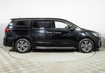 Подержанный автомобиль Kia Carnival 2018 года (4 фото)