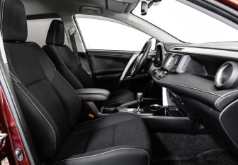 Подержанный автомобиль Toyota RAV4 2017 года (18 фото)