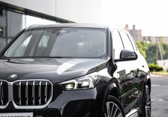 Подержанный автомобиль BMW X1 2024 года (2 фото)