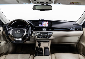 Подержанный автомобиль Lexus ES 2013 года (10 фото)
