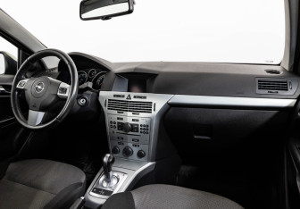 Подержанный автомобиль Opel Astra Hatchback 2010 года (9 фото)