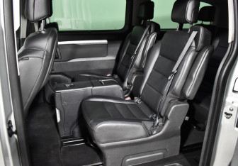 Подержанный автомобиль Peugeot Traveller 2018 года (11 фото)