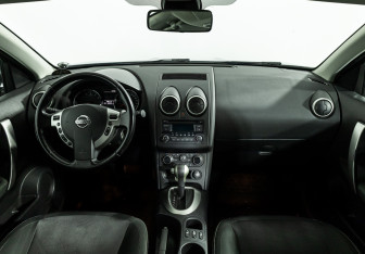 Подержанный автомобиль Nissan Qashqai 2012 года (13 фото)