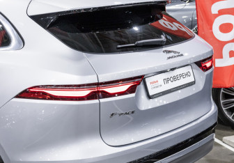 Подержанный автомобиль Jaguar F-Pace 2022 года (18 фото)