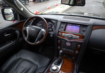 Подержанный автомобиль Infiniti QX80 2017 года (9 фото)