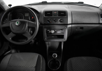 Подержанный автомобиль Skoda Fabia Hatchback 2011 года (12 фото)