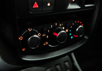 Подержанный автомобиль Nissan Terrano 2016 года (17 фото)