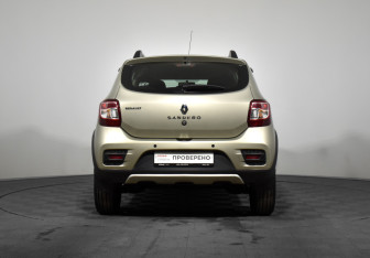 Подержанный автомобиль Renault Sandero 2017 года (6 фото)