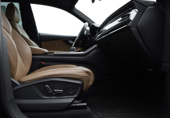 Подержанный автомобиль Audi Q8 2018 года (29 фото)