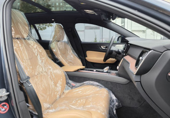 Подержанный автомобиль Volvo V60 Cross Country 2023 года (18 фото)