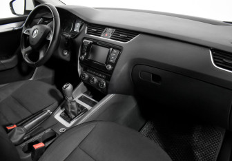 Подержанный автомобиль Skoda Octavia Liftback 2014 года (12 фото)