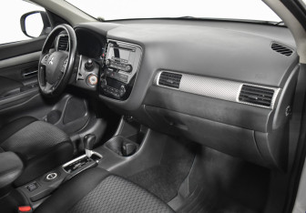 Подержанный автомобиль Mitsubishi Outlander 2014 года (12 фото)