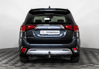 Подержанный автомобиль Mitsubishi Outlander 2021 года (6 фото)