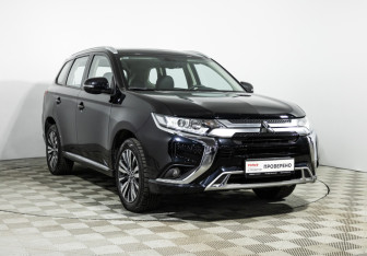 Подержанный автомобиль Mitsubishi Outlander 2022 года (3 фото)