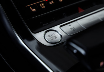 Подержанный автомобиль Audi Q8 2018 года (24 фото)