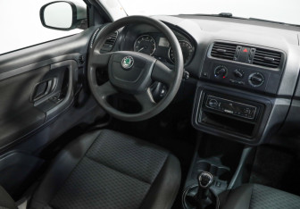 Подержанный автомобиль Skoda Fabia Hatchback 2011 года (8 фото)