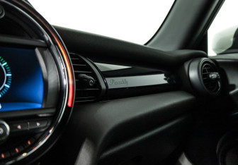 Подержанный автомобиль MINI Hatch 2021 года (17 фото)
