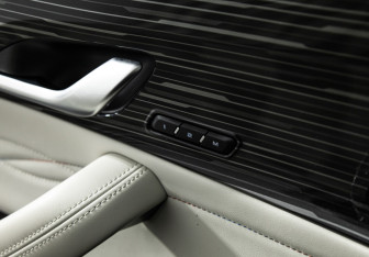 Подержанный автомобиль Geely Monjaro 2023 года (17 фото)