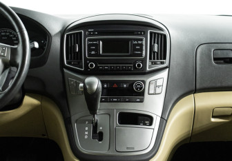 Подержанный автомобиль Hyundai H-1 2016 года (14 фото)