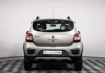 Подержанный автомобиль Renault Sandero 2016 года (6 фото)
