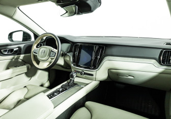 Подержанный автомобиль Volvo V60 2018 года (9 фото)