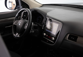 Подержанный автомобиль Mitsubishi Outlander 2021 года (13 фото)