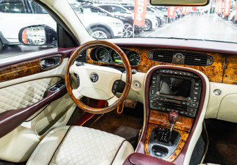 Подержанный автомобиль Jaguar XJ 2008 года (16 фото)