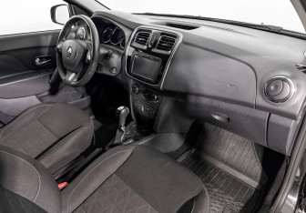 Подержанный автомобиль Renault Sandero 2016 года (13 фото)
