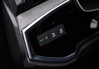 Подержанный автомобиль Audi Q3 2021 года (24 фото)